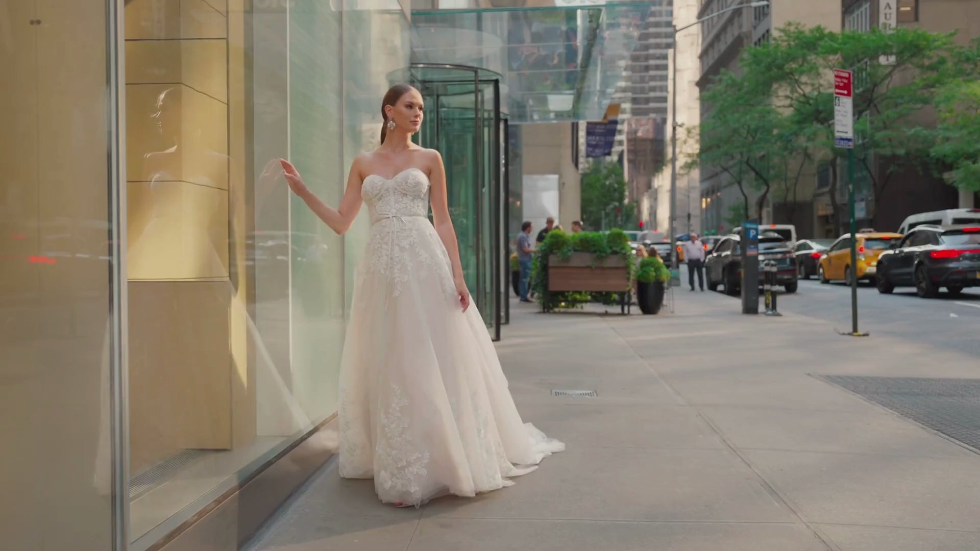Carregar vídeo: THE TAILOR THE BRIDE